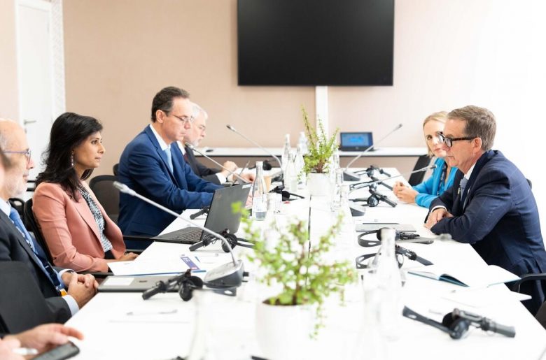 Le gouverneur Tiff Macklem (à droite) à l’assemblée annuelle des conseils des gouverneurs de la Banque mondiale et du Fonds monétaire international à Marrakech, au Maroc, en octobre. 