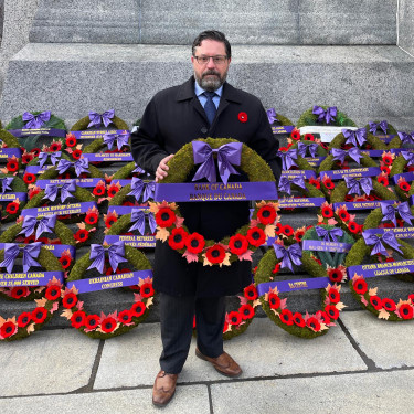 Le chef de l’exploitation Filipe Dinis participe à la Cérémonie nationale du jour du Souvenir au Monument commémoratif de guerre du Canada, à Ottawa.
