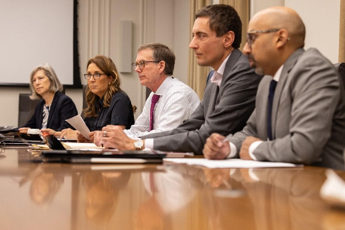 Les membres du Conseil de direction discutent dans la salle Rasminsky.